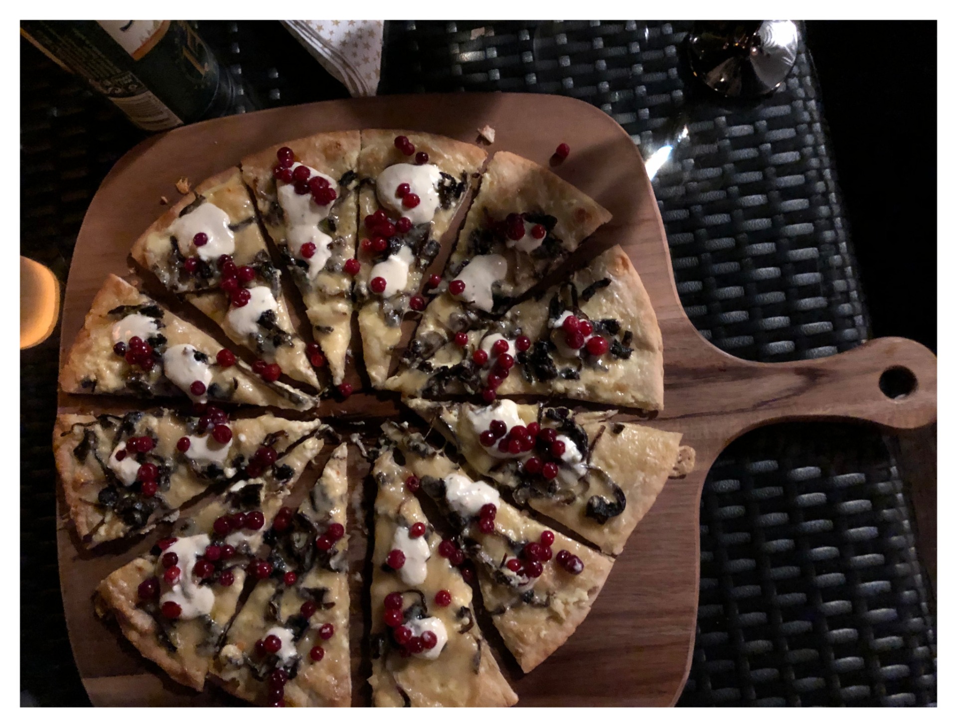 Pizza med kantareller & västerbottenost toppad med pepparrotscreme och